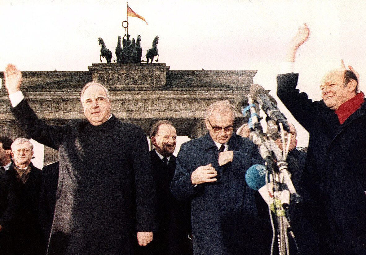 <p>Гельмут Коль и глава правительства ГДР&nbsp;Ханс Модров праздную падение Берлинской стены в декабре 1989 года у Бранденбургских ворот в Берлине.&nbsp;</p>