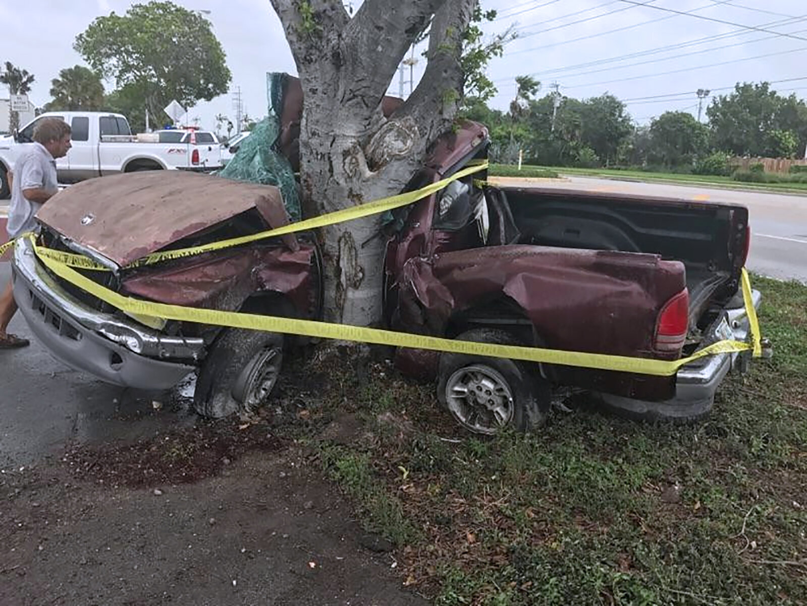 <p>Одной из первых жертв урагана стал водитель автомобиля, который врезался в дерево. Это произошло 9 сентября.</p>

<p>&nbsp;</p>