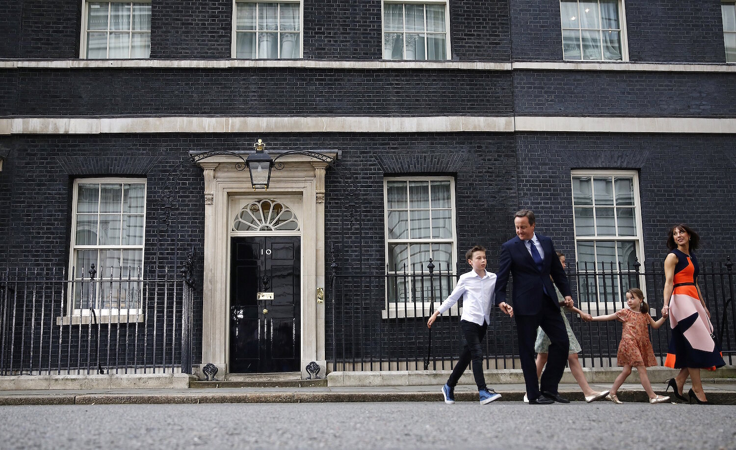 <p>13 июля. Премьер-министр Дэвид Кэмерон покидает свой офис вместе с женой и детьми на Даунинг-Стрит, 10, в последний день своей работы.</p>