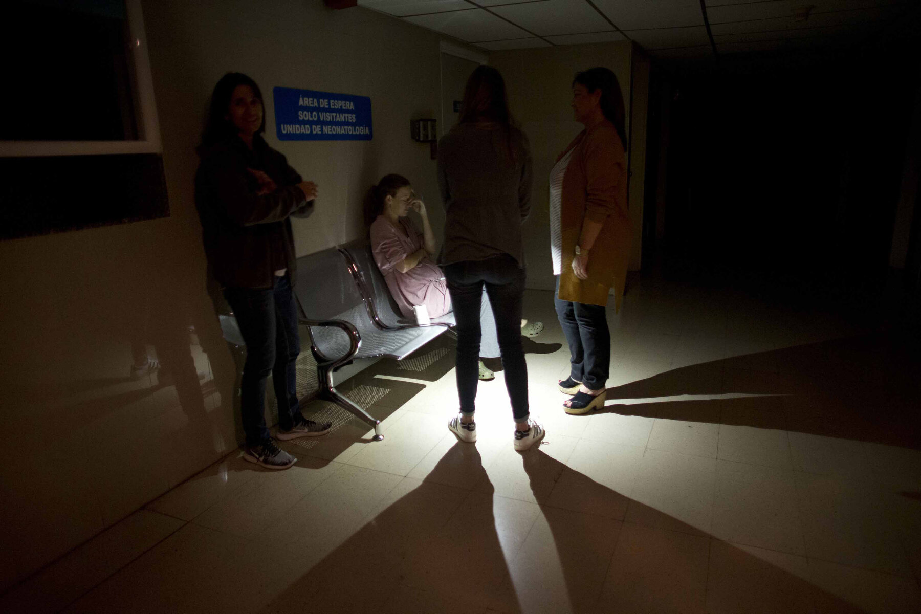 <p>Женщины ждут детей, которых лечат в палате интенсивной терапии, Каракас</p>