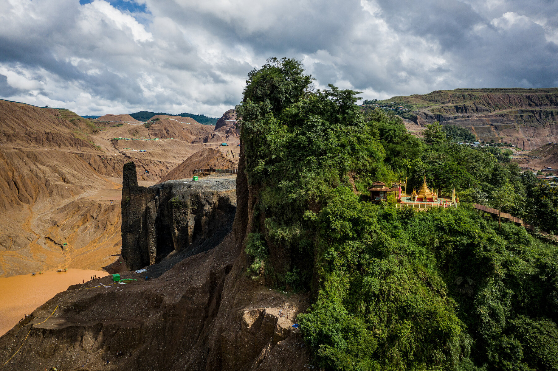 Temple and Half-Mountain . <p>Номинация &laquo;Лучший снимок&raquo; в категории &laquo;Окружающая среда&raquo;. Одну сторону горы в Хпакане, Мьянма,&nbsp;занимает буддистский монастырь и лес &mdash; другая была срыта тяжелой техникой для добычи нефрита</p>