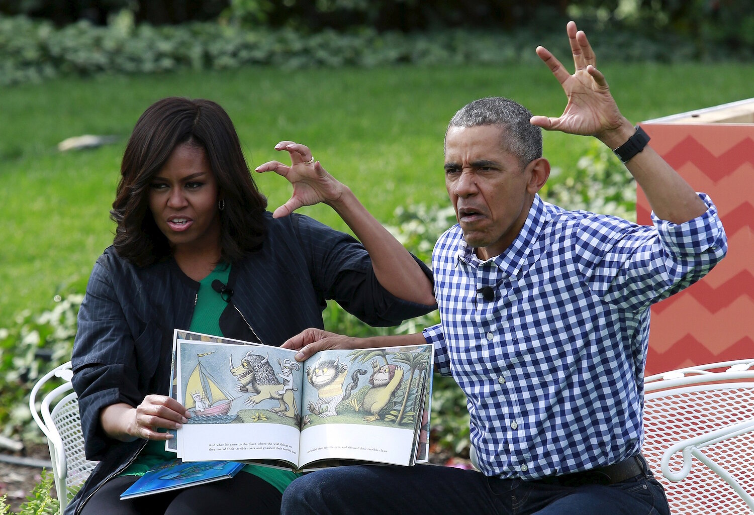 <p>28 марта. Вашингтон, США. Барак и Мишель Обама читают книгу &laquo;Там, где живут чудовища&raquo; детям, который собрались на ежегодное празднование Пасхи у Белого дома.</p>