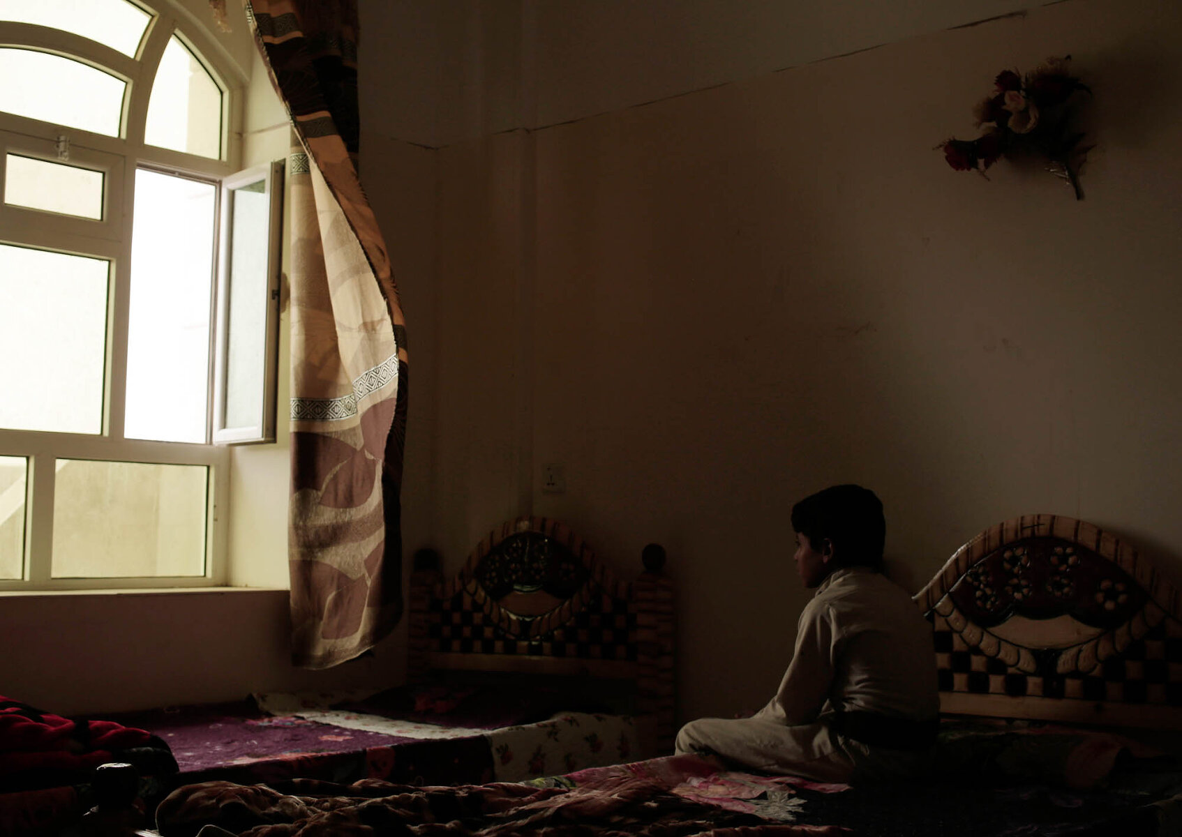 <p>Мальчик сидит на кровати&nbsp;в реабилитационном центре для детей-комбатантов в Марибе. Повстанцы-хуситы заставляли детей участвовать в гражданской войне в Йемене, обучая их убивать и умирать в &laquo;священной войне&raquo;</p>