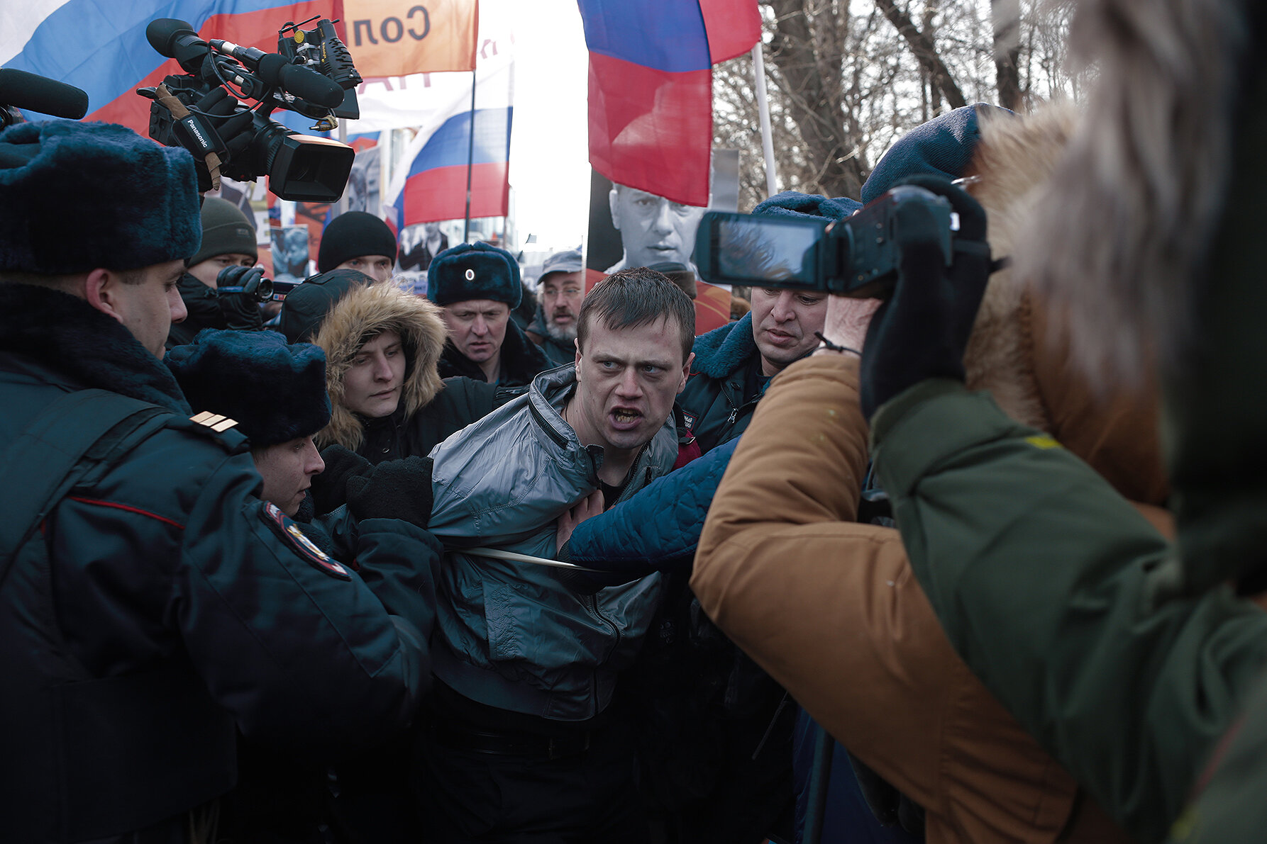 <p>На марше случилось только одно заметное происшествие &mdash; в лицо лидеру ПАРНАСа Михаилу Касьянову, шедшему&nbsp;во главе колонны, плеснули зеленкой.</p>