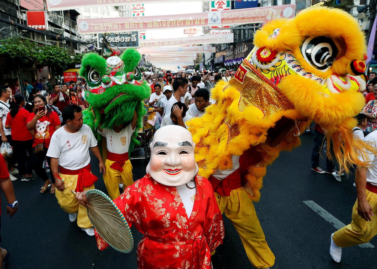 <p>Уличные артисты исполняют танец льва в китайском квартале&nbsp;Бангкока (Таиланд)&nbsp;</p>