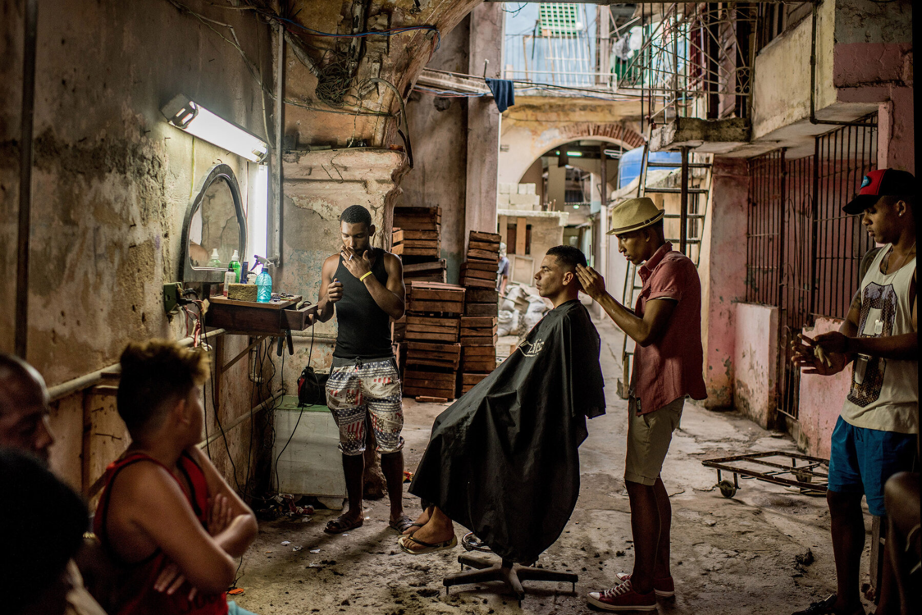 <p>В категории &laquo;Повседневная жизнь&raquo;&nbsp;первый приз получил Томас Мунита со своей серией &nbsp;&laquo;Куба на&nbsp;пороге перемен&raquo;. На фотографии: парикмахерская под открытым небом&nbsp;в Старой Гаване, Куба.&nbsp;</p>
