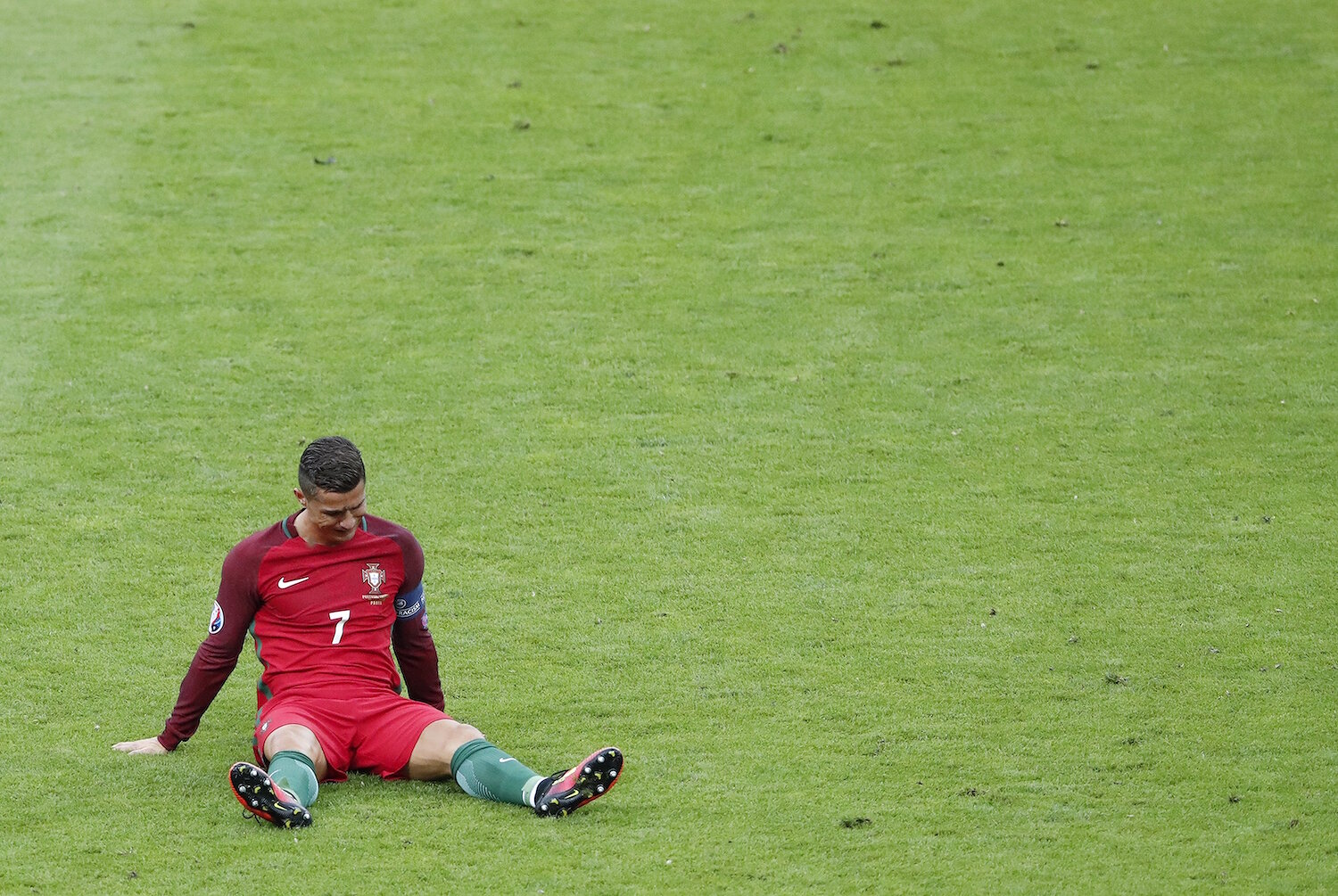 <p>10 июля. Париж, Франция.&nbsp;Капитан сборной Португалии Криштиану Роналду во время финального матча Чемпионата Европы с Францией получил травму, после которой больше не смог продолжить игру.</p>