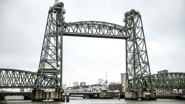 В Нидерландах разберут мост для прохода яхты Джеффа Безоса. Что об этом думают местные жители?